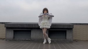 Кигуруми-кукла в белом лолитном платье и крылышками ангела гуляет по крыше.)