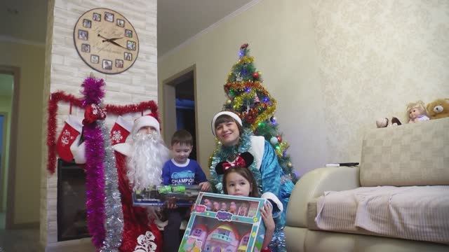 Праздник новый год, дед мороз и снегурочка у нас в гостях, детям, детское видео, музыка, игры, танцы