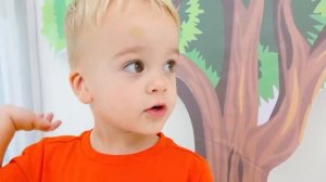 Крис изучает алфавит, животных и фрукты