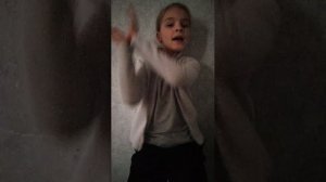 чуть не упала