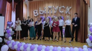 Экзотический язык общения и песня про рублики и баксики в версии выпускников - видеосъемку в школу