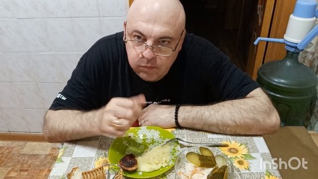 Мукбанг. Котлеты, пюре, квашеная капуста, квашенные огурцы и Фанта. Девицкие орлята.