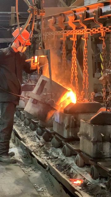 Заливка чугуна в литейную форму на конвейере