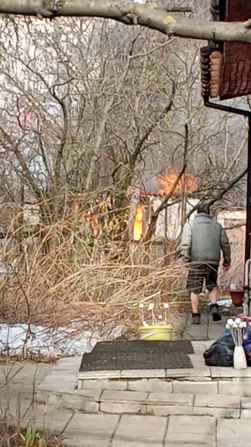 пожар горит сарай