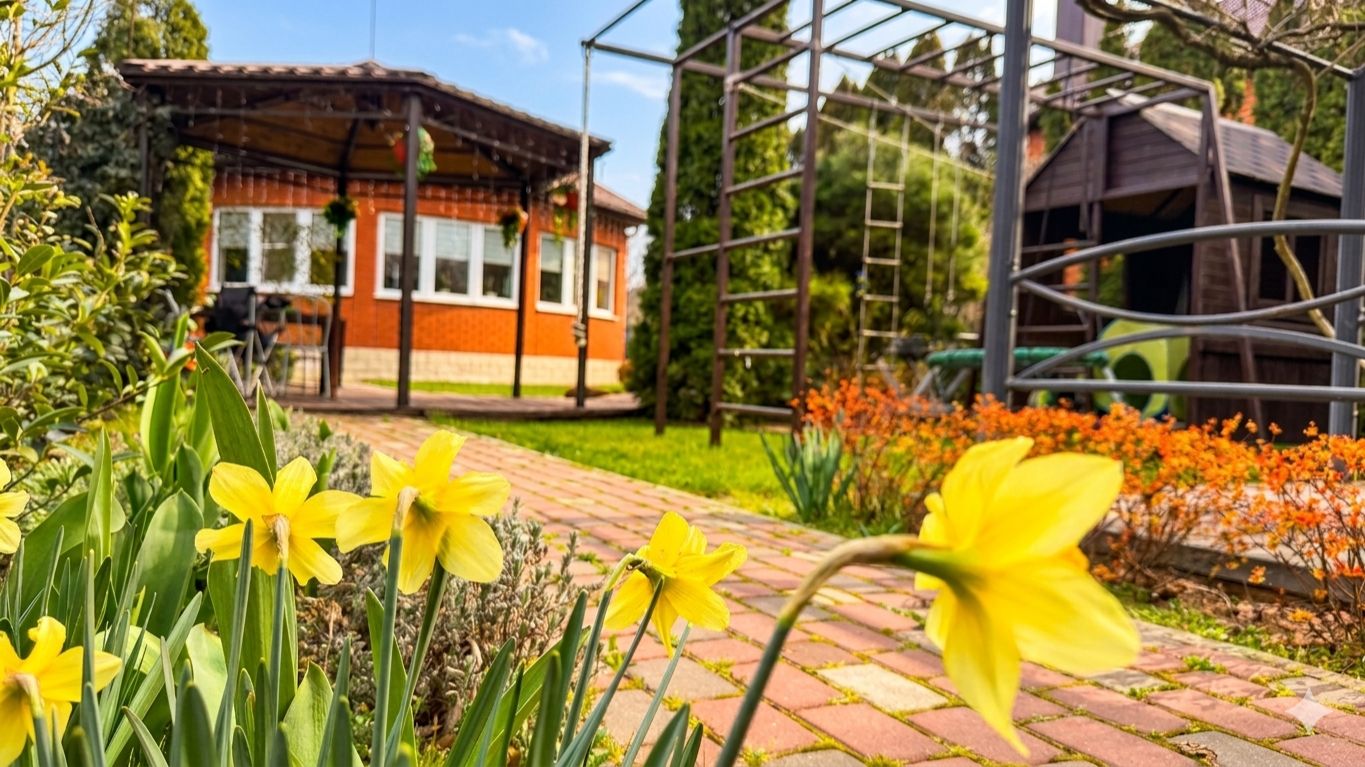 Отличный дом с баней на очень зеленом участке вблизи Краснодара