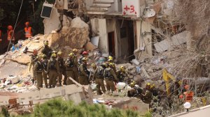 Иран наносит удары по пригороду Тель-Авива