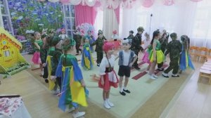 Красивый вход детей в зал на утреннике в детском саду