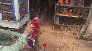Уличная мастерская по ремонту старых домкратов. Пакистан