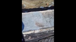 Ветер рвёт крышу балкона The wind is tearing the roof off the balcony