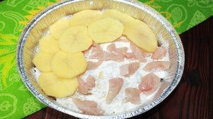 Я просто выкладываю все слоями и получается потрясающий ужин. Картофель с курицей слоями