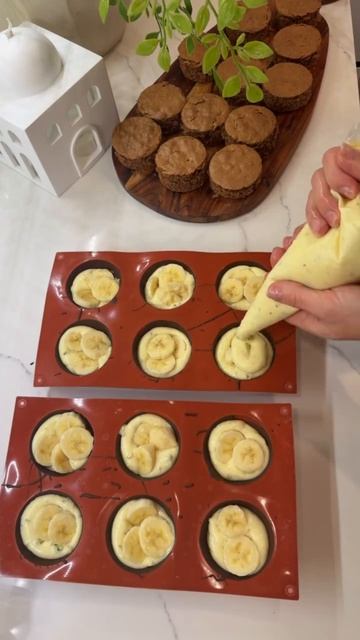 Фисташково-шоколадные шарики с бананом и сливками