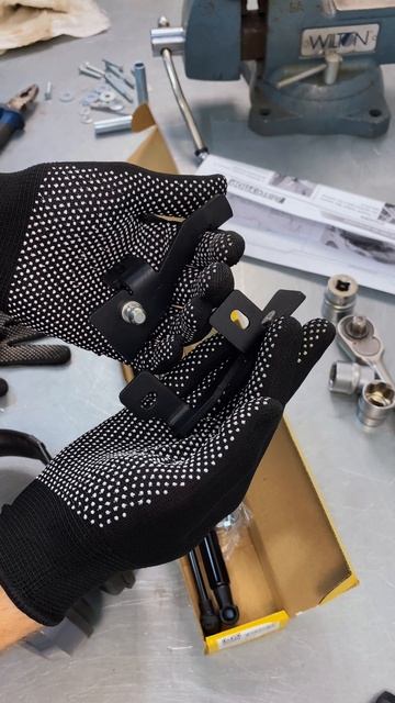 Распаковка амортизаторов капота АВТОУПОР на  Kia Rio 3