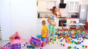 Влад и Никита играют с цветными шариками