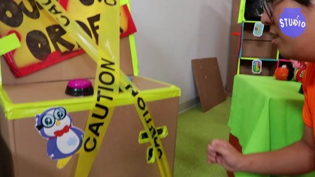 Giant Dinosaurs T-Rex Scare Ryan's Daddy at Chuck E Cheese Box Fort!!