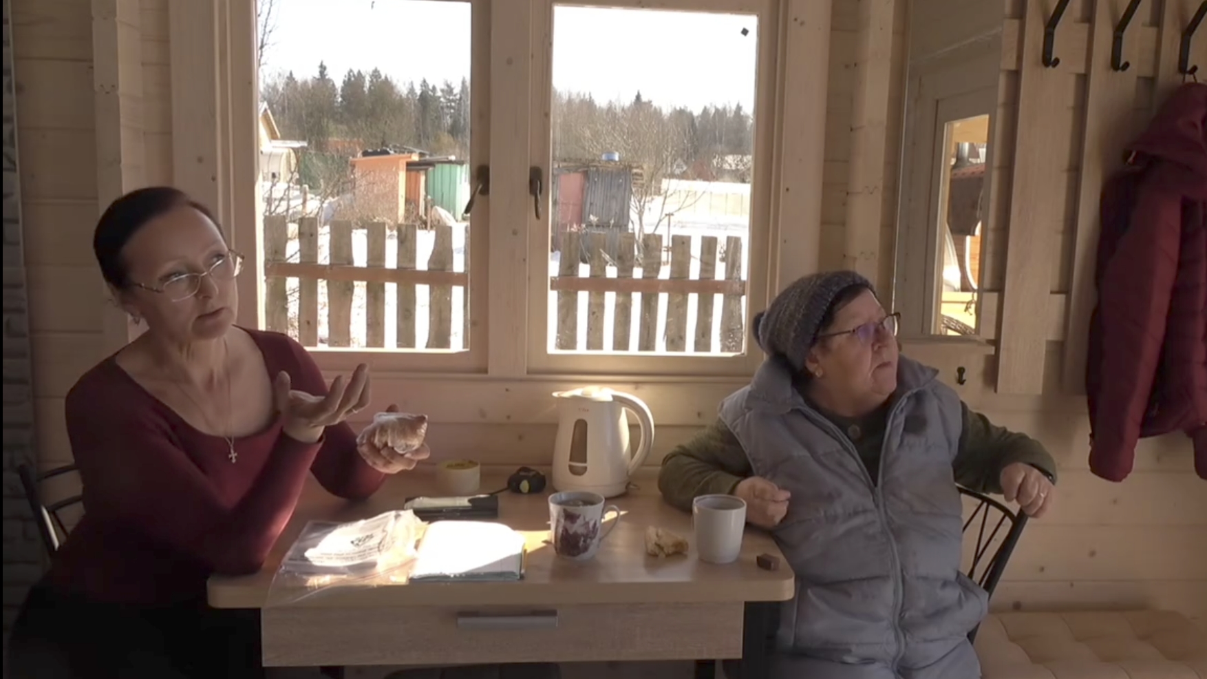 6 соток в конце марта 2026 года. Госприёмка мебели)) Купила красивую вещь ретро. Размечаем розетки.