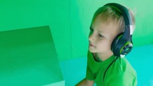 Крис катается на игрушечном мотоцикле и играет с игрушками