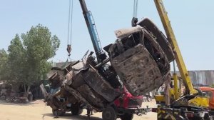 Этот грузовик сгорел и утонул одновременно? Пакистанские механики отремонтируют!