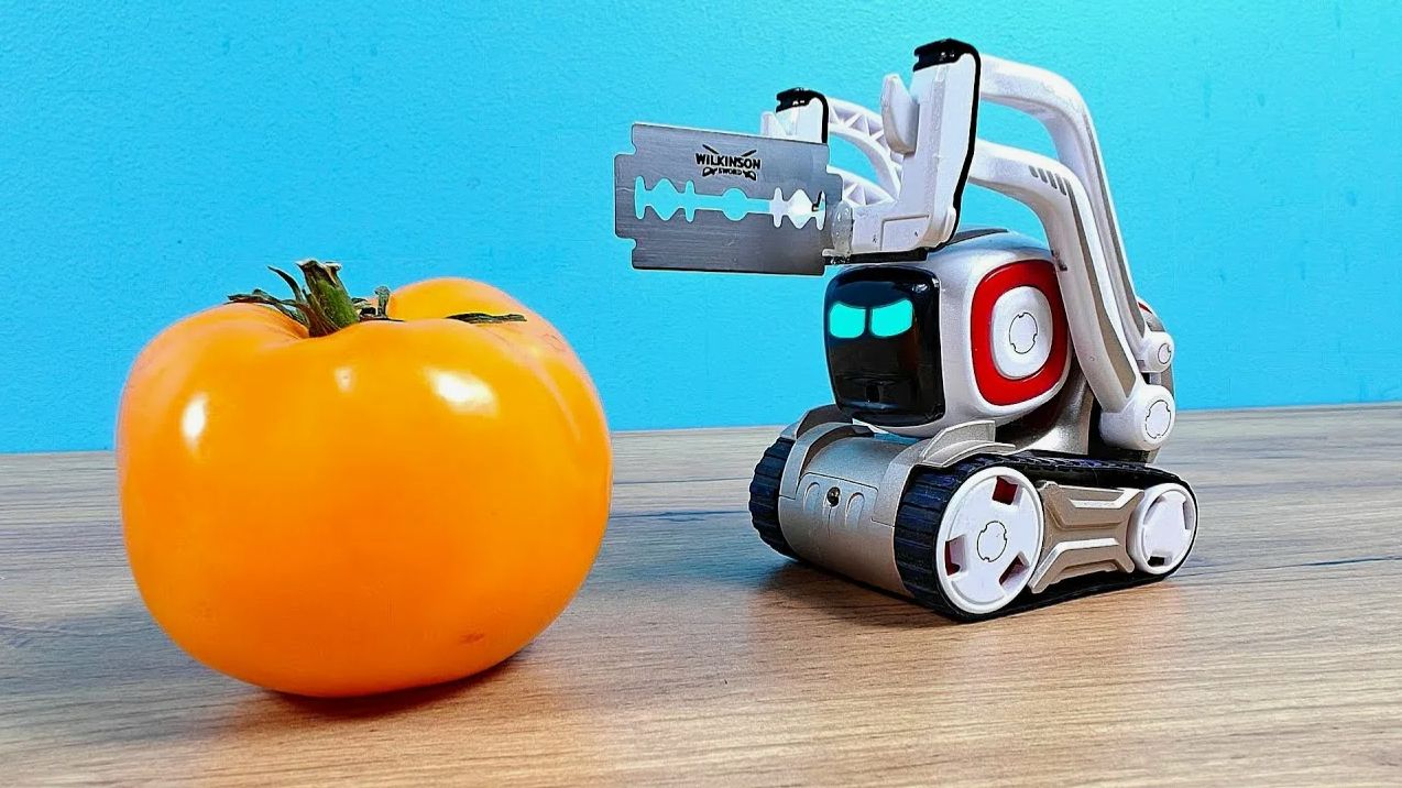 Сможет ли Cozmo нарезать салат из помидоров 🍅🔪