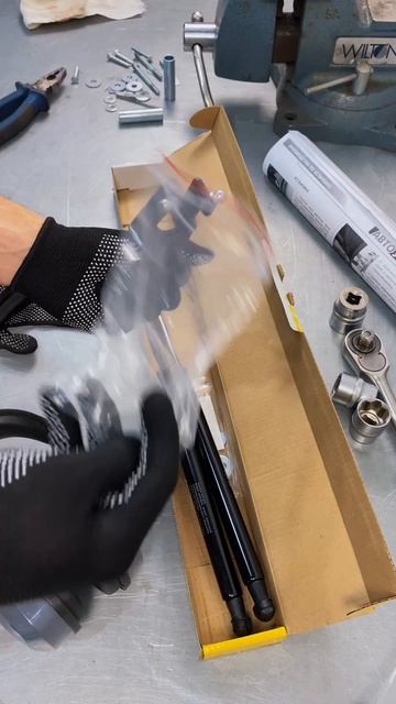 Распаковка амортизаторов капота АВТОУПОР на Mitsubishi Lancer 9