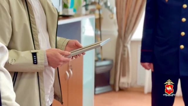 Полицейские  Магнитогорска наградили таксиста, предотвратившего мошенничество