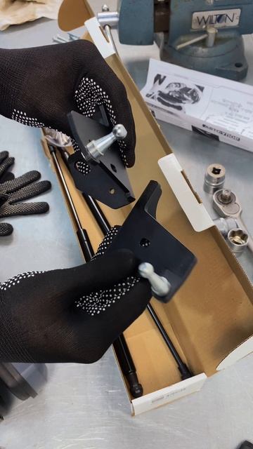 Распаковка амортизаторов капота АВТОУПОР на Nissan Qashqai 2