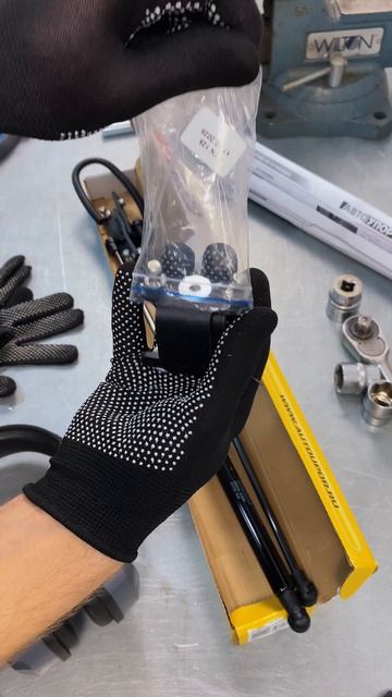 Распаковка амортизаторов капота АВТОУПОР на Lada Vesta