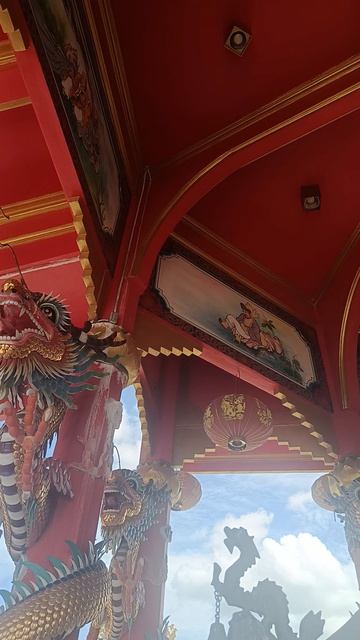 Храм, где стены — из легенд Где драконы стерегут бога войны, а пагода уходит в небо: