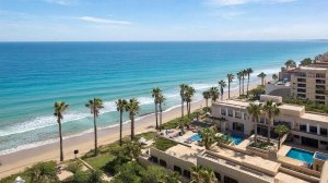 Возраста дама была примерно Гениного, ну, может, чуть постарше, вида гордого и неприступного...