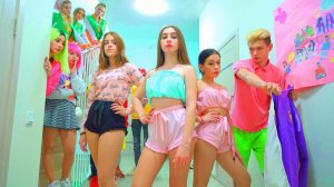 ЧЕРЛИДЕРШИ НЕ СТЕСНЯЮТСЯ - ДИАНЕ ВСЁ РАВНО НА ЧУЖОЕ МНЕНИЕ В ШКОЛЕ!!!