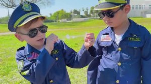 Майк и Алекс — играют в полицейских