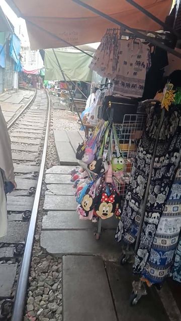 Рынок, который дышит по рельсам Рынок, где торгуют под открытым небом… но не под открытым небом