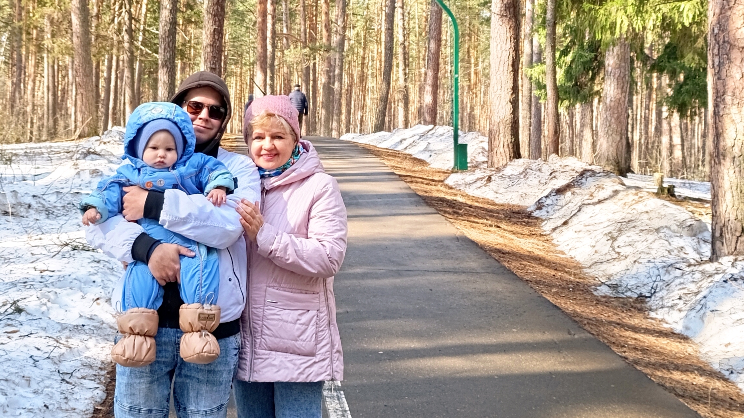 Солнечная прогулка с детьми и внуком