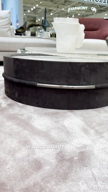 Журнальный столик из фактурного стекла с цельной, плавной формой.