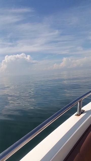 Скоростной катер → остров-скала → тишина. Так начинается утро