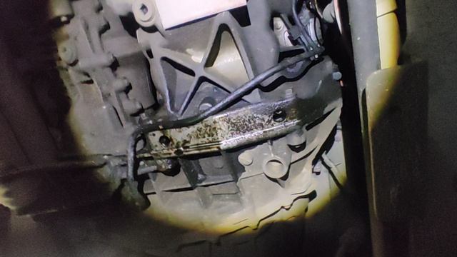 Проверка утечки дыма под машиной .