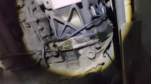 Проверка утечки дыма под машиной .