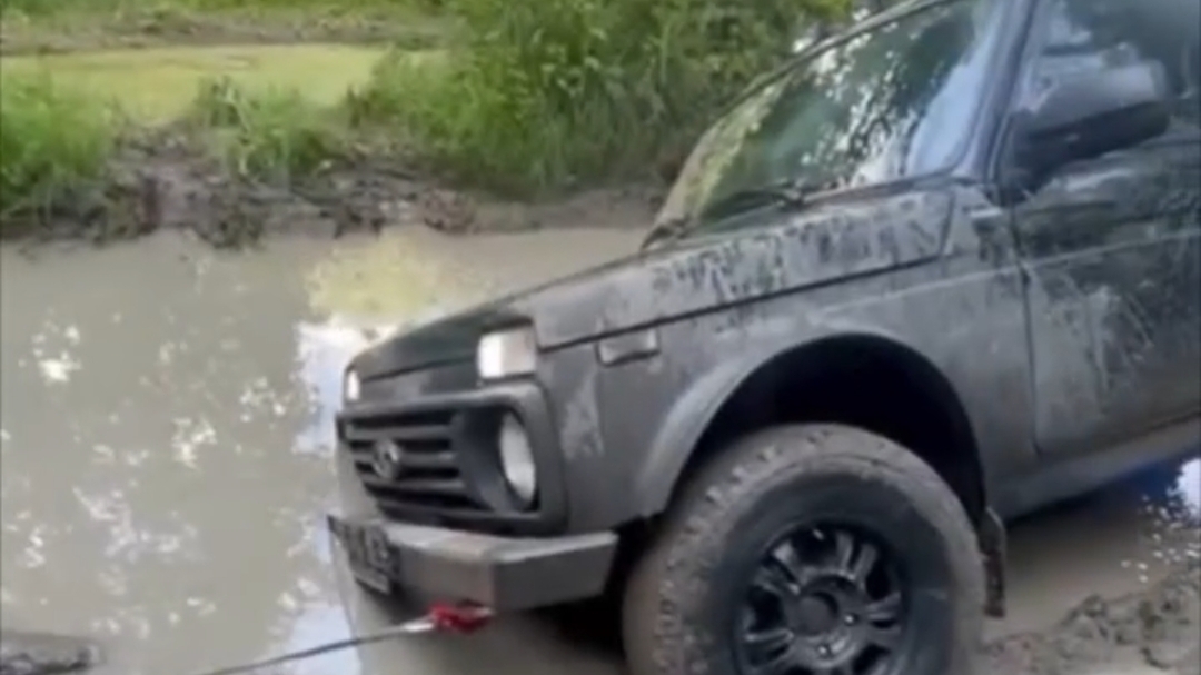 Внедорожная эвакуация авто из грязи.