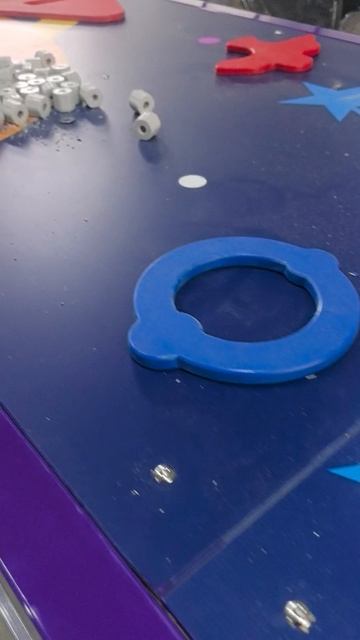 Ваши дети бы попробовали эту скалолазную стенку на детской площадке? Весёлое испытание для альпинист