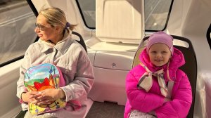 Мила первый раз едет на трамвае, покупаем в детском мире подарок