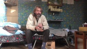 В гостях у отшельника. Как живёт на берегу в землянке.