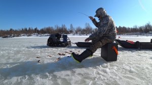 ОКУНЁВАЯ РАЗДАЧА С ОДНОЙ ЛУНКИ НА БЛЕСНУ! ВЕДРО ЗА ЧАС, НА СЕВЕРЕ ЛЕГКО \ БОСЯЦКИЙ ОБЕД В ПАЛАТКЕ Ч7