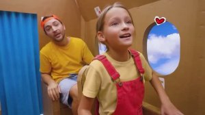 Майк и Алекс  картонный самолет