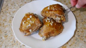 Как вкусно пожарить куриные бедра