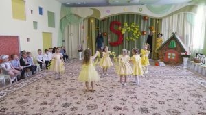 Весёлый танец  солнечных лучиков. Танцуют малыши