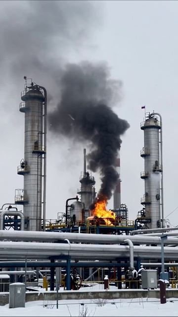 Пожар на нефтеперерабатывающем заводе #нефть #пожар #промышленность