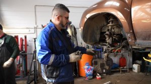 Слесарь по ремонту автомобилей: замена шаровой опоры на Renault Duster без снятия рычага