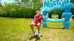 Настя и друзья внутри картонного домика