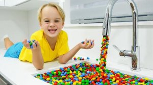 Крис играет с Волшебным краном и игрушками