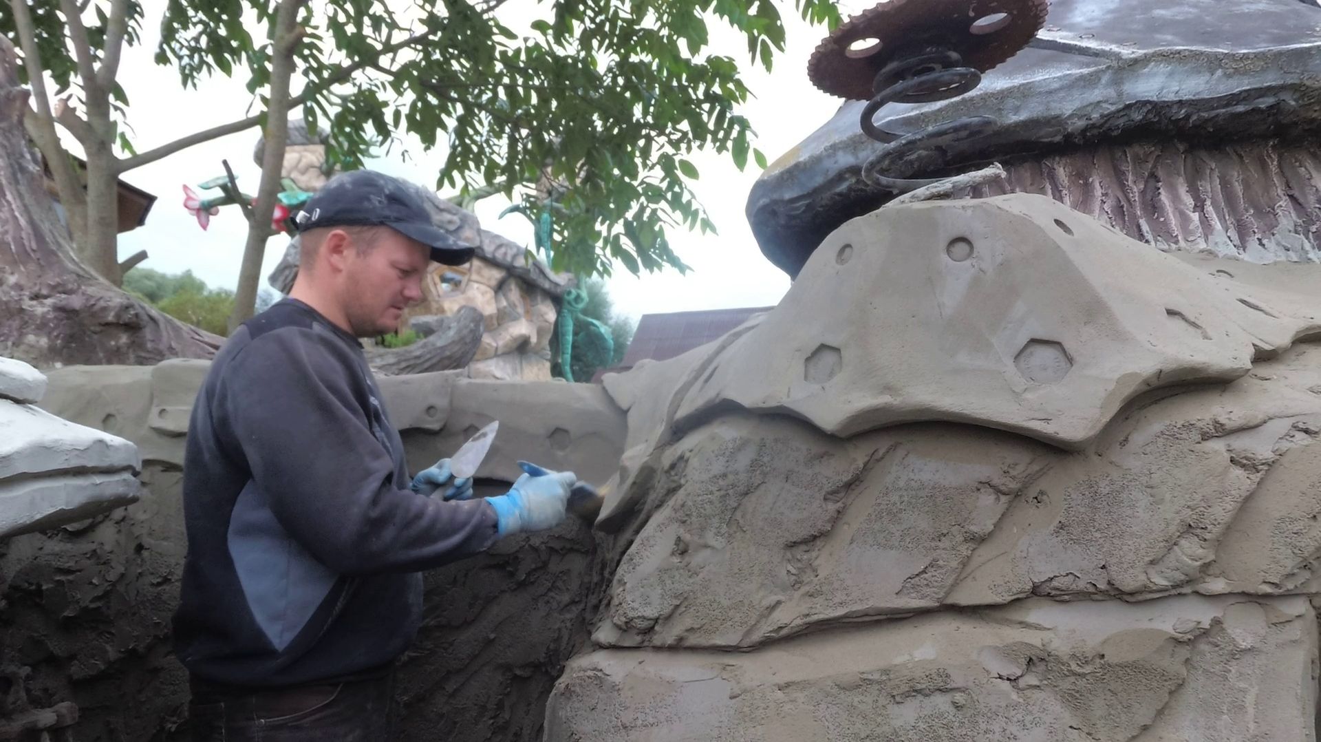 оформление забора декоративная скала из  арт бетона.