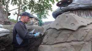 оформление забора декоративная скала из  арт бетона.